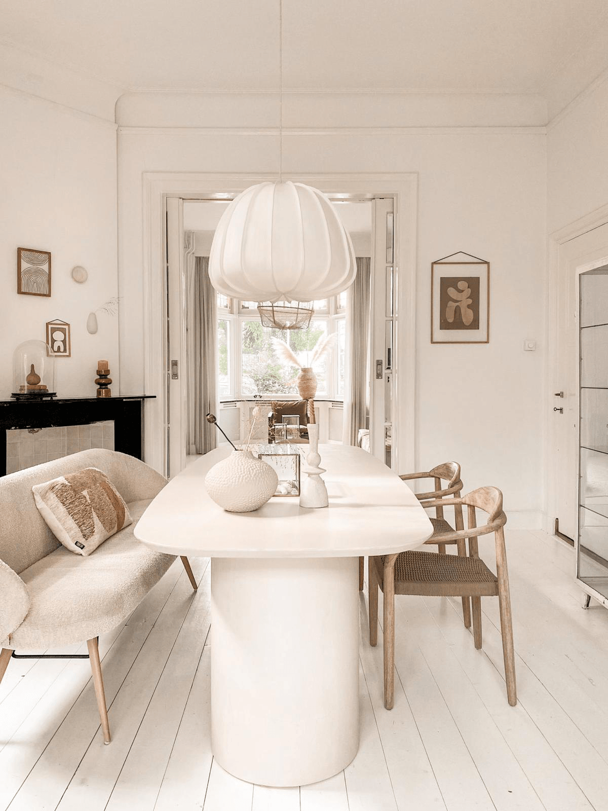 Betonlook tafel in woonkamer