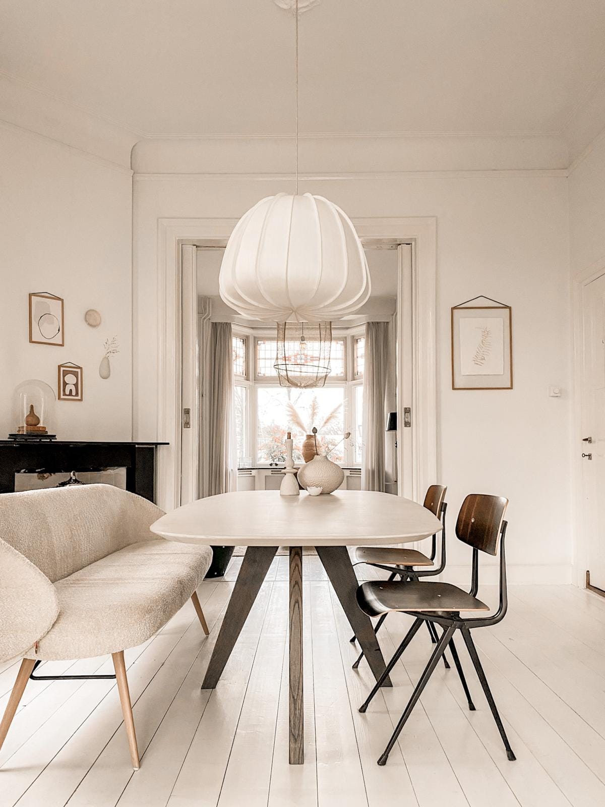Ronde betonlook eettafel in interieur