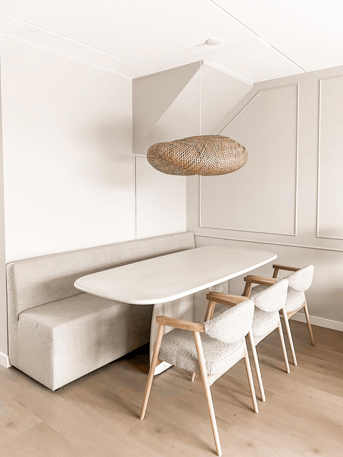 Organische betonlook eettafel in modern interieur