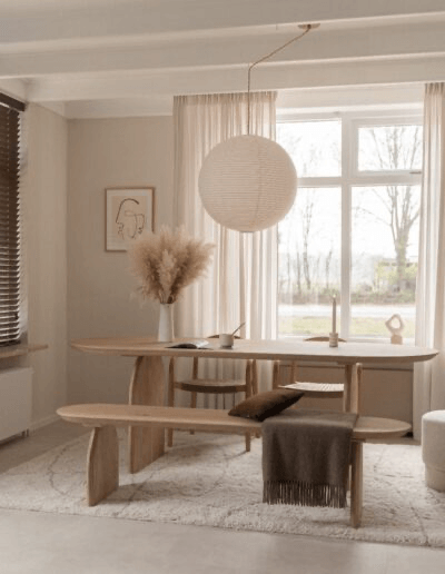 Ovale eettafel in Scandinavisch interieur