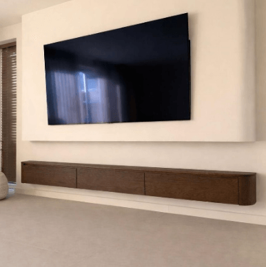 Zwevend TV meubel op maat in moderne woonkamer