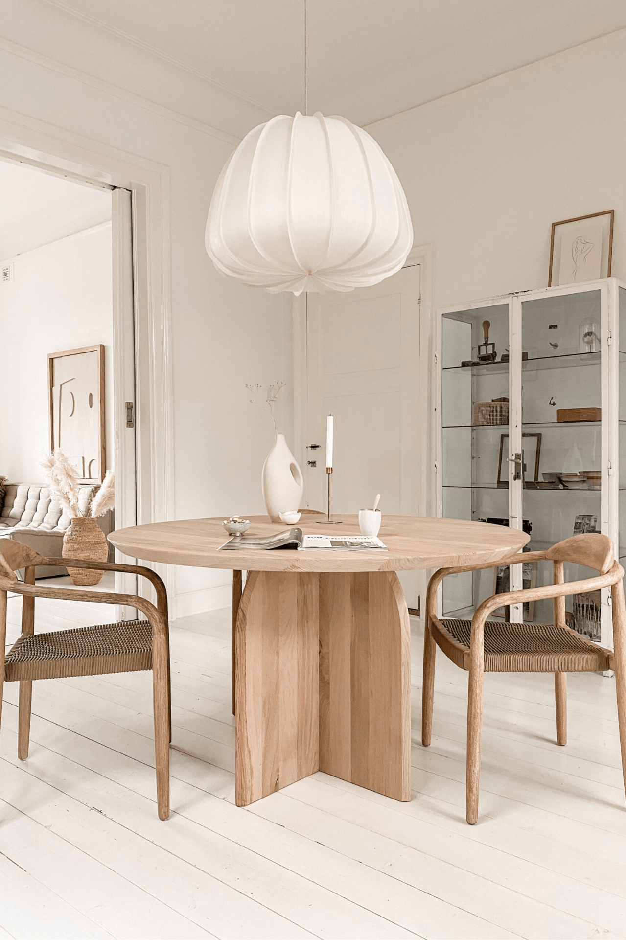 Ronde eikenhouten eettafel in modern interieur