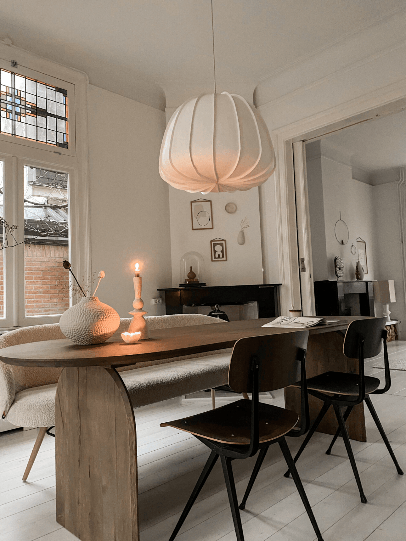 Sfeervolle eetkamer met eikenhouten tafel