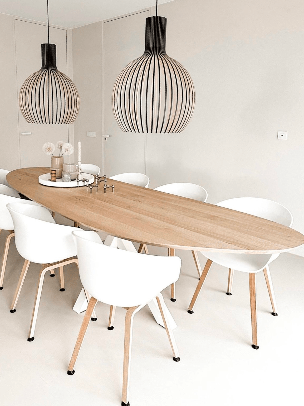 Organische eiken eettafel in modern interieur