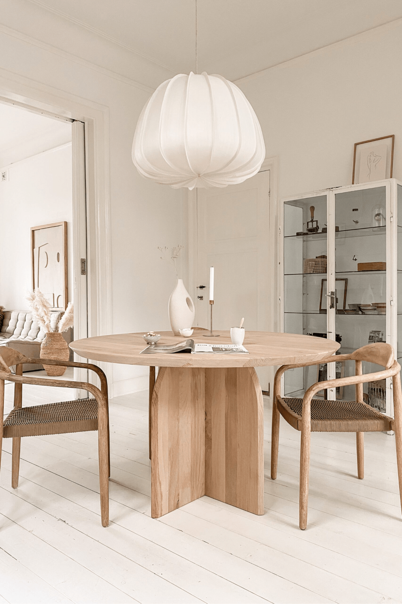 Ronde eettafel in moderne woonkamer