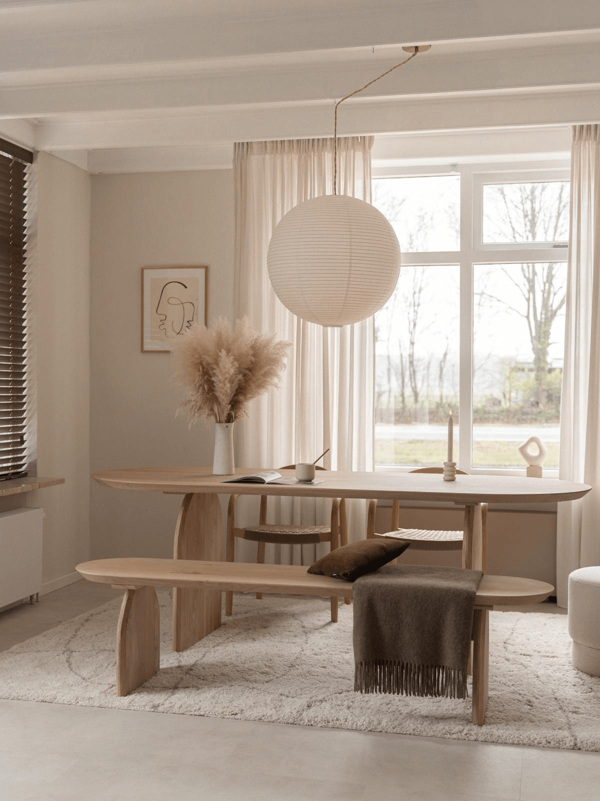 Plat ovale eettafel in showroom
