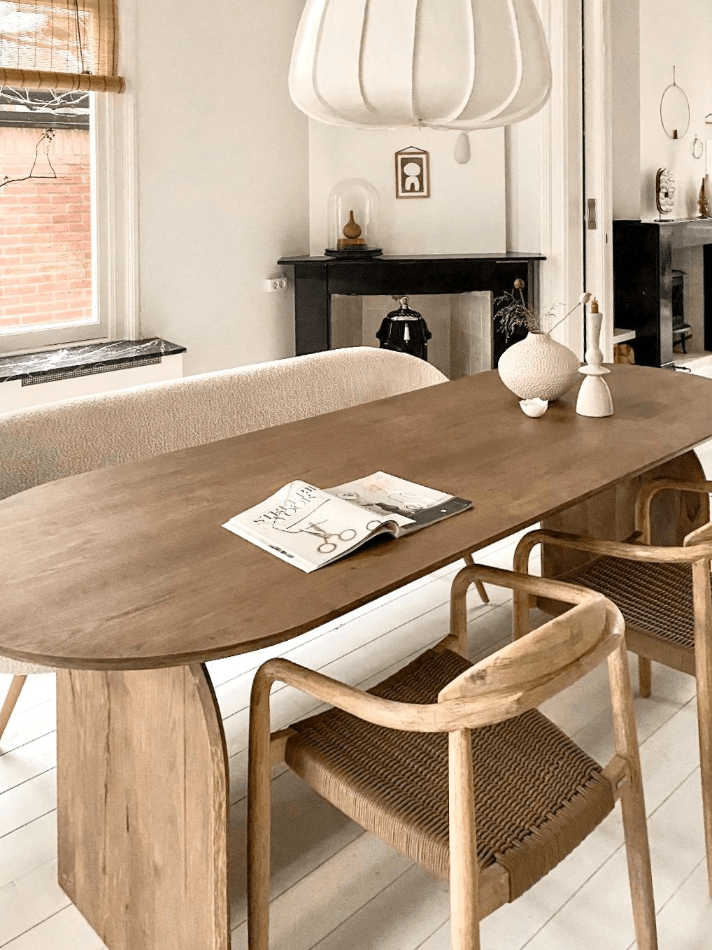 Plat ovale eettafel met stoelen