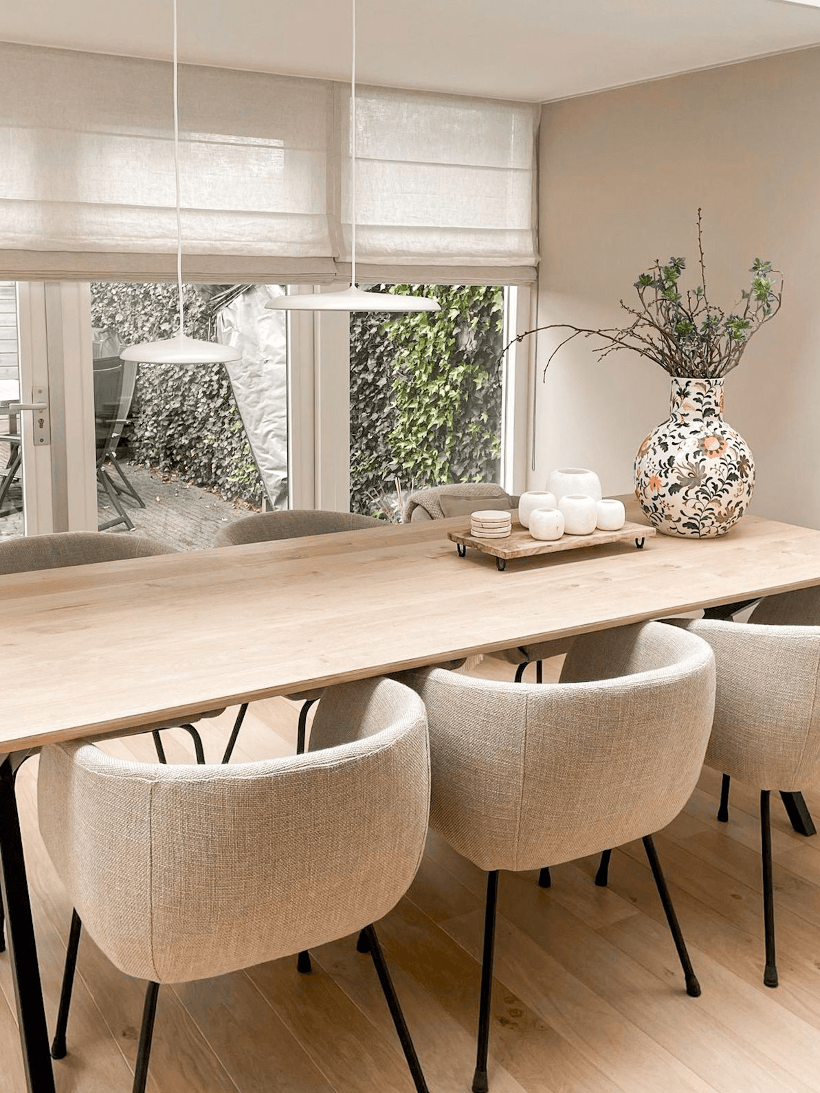Rechthoekige eettafel in eetkamer
