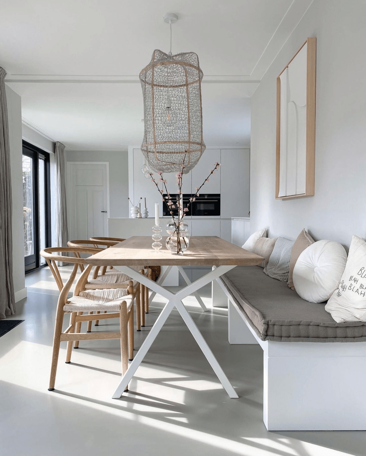 Rechthoekige eettafel in moderne woning