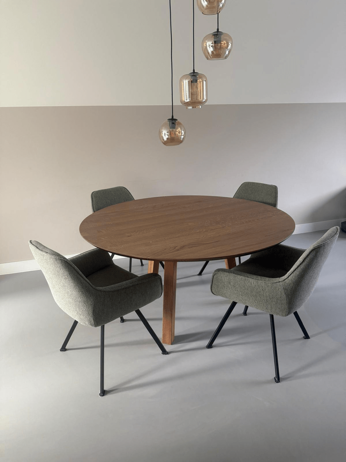 Ronde tafel in showroom